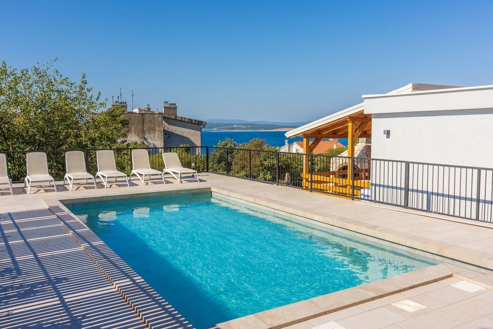 Malerisches Apartment nur 700 Meter zum Sandstrand mit herrlichem Meerblick, Pool, Grill Apartment in Crikvenica