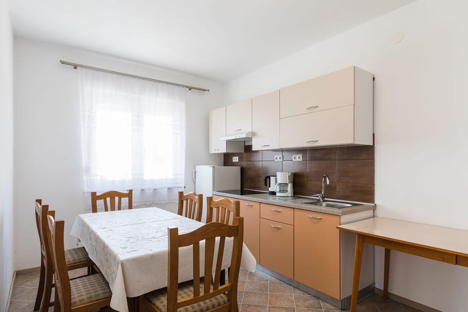 Malerisches Apartment nur 700 Meter zum Sandstrand mit herrlichem Meerblick, Pool, Grill Apartment in Crikvenica