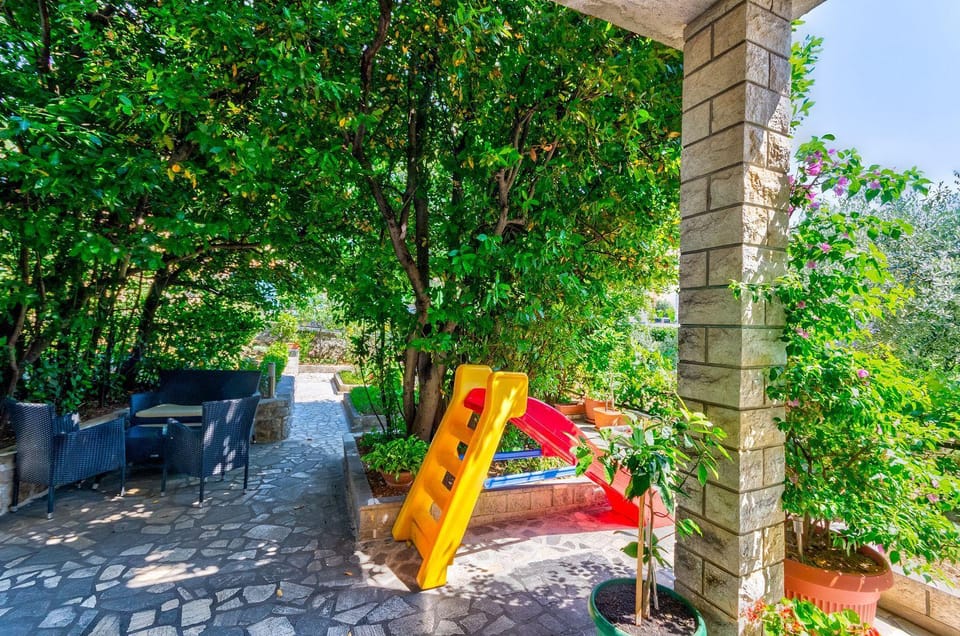 Charmantes Apartment nur 250 Meter zum Sandstrand mit privater Terrasse, Liegen, Grill Apartment in Crikvenica