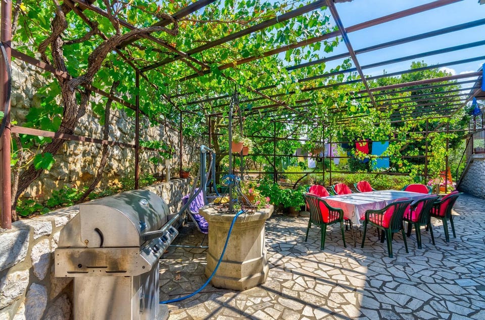 Charmantes Apartment nur 250 Meter zum Sandstrand mit privater Terrasse, Liegen, Grill Apartment in Crikvenica