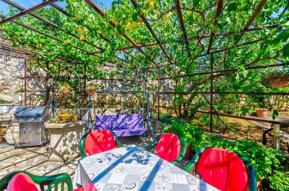 Charmantes Apartment nur 250 Meter zum Sandstrand mit privater Terrasse, Liegen, Grill Apartment in Crikvenica