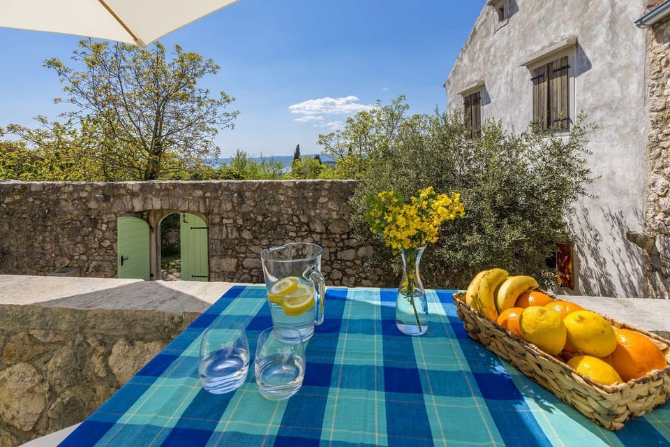 Einzigartiges mediterranes Steinhaus mit Meerblick, Chillout-Bereich, Bike, BBQ, WiFi House in Primorje-Gorski Kotar County