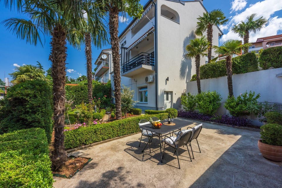 Cozy Apartment nur 350 Meter zum Sandstrand mit privater Terrasse und mediterranem Garten Apartment in Crikvenica
