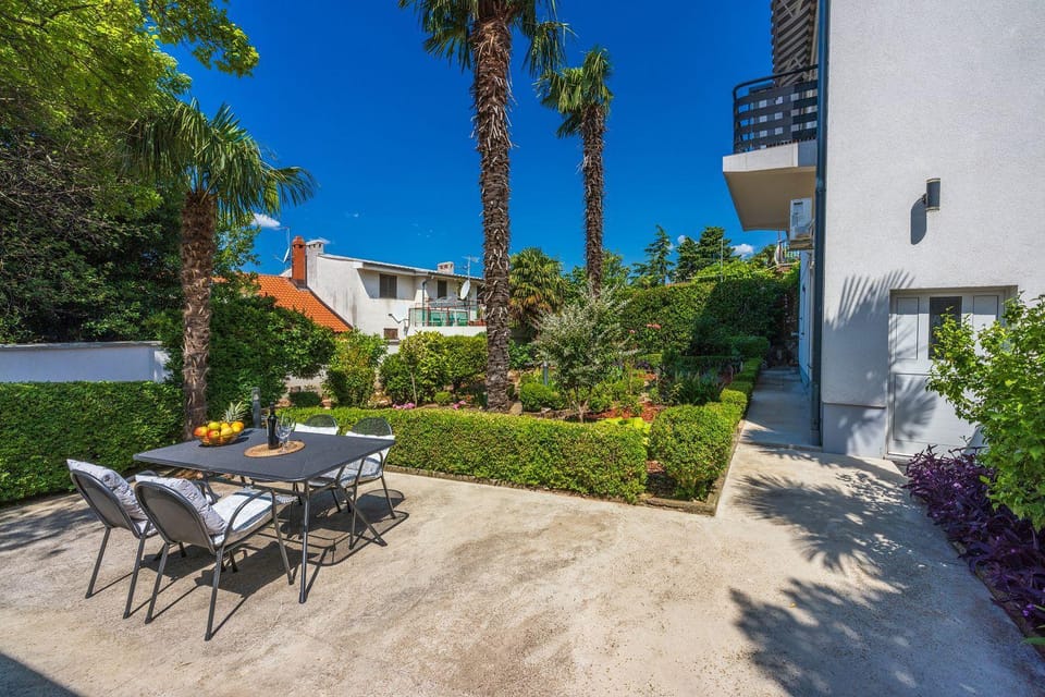 Cozy Apartment nur 350 Meter zum Sandstrand mit privater Terrasse und mediterranem Garten Apartment in Crikvenica