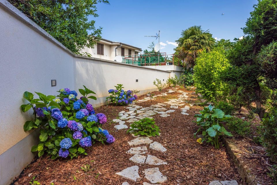 Cozy Apartment nur 350 Meter zum Sandstrand mit privater Terrasse und mediterranem Garten Apartment in Crikvenica