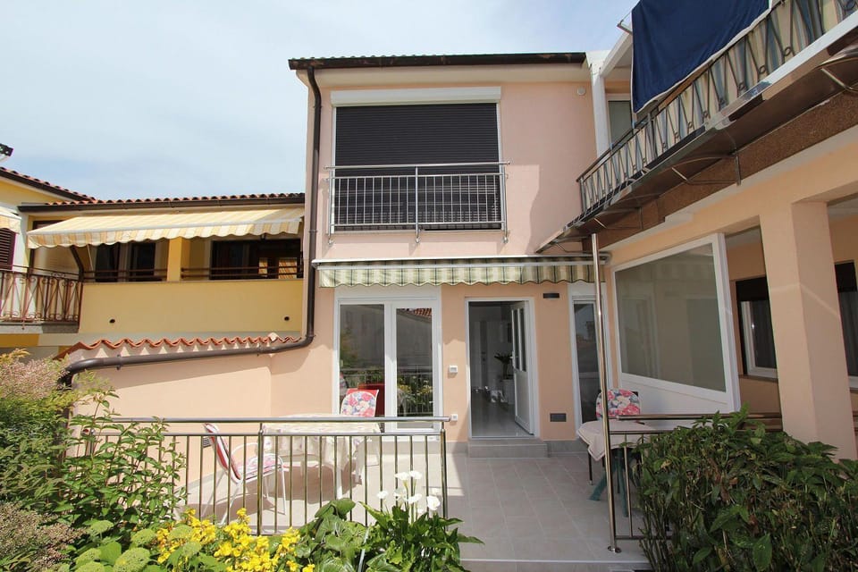 Modernes Apartment direkt am Meer und nur 400 Meter zum Strand - in Rovinj Apartment in Rovinj