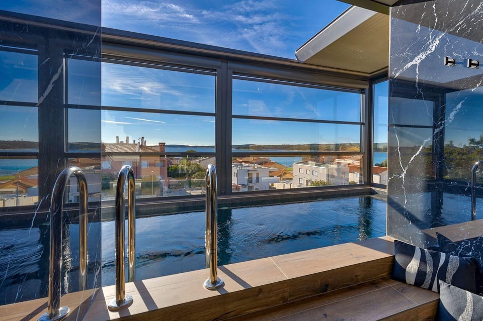 Atemberaubende Villa nur 150 Meter zum Strand mit beheizbarem Privatpool House in Premantura
