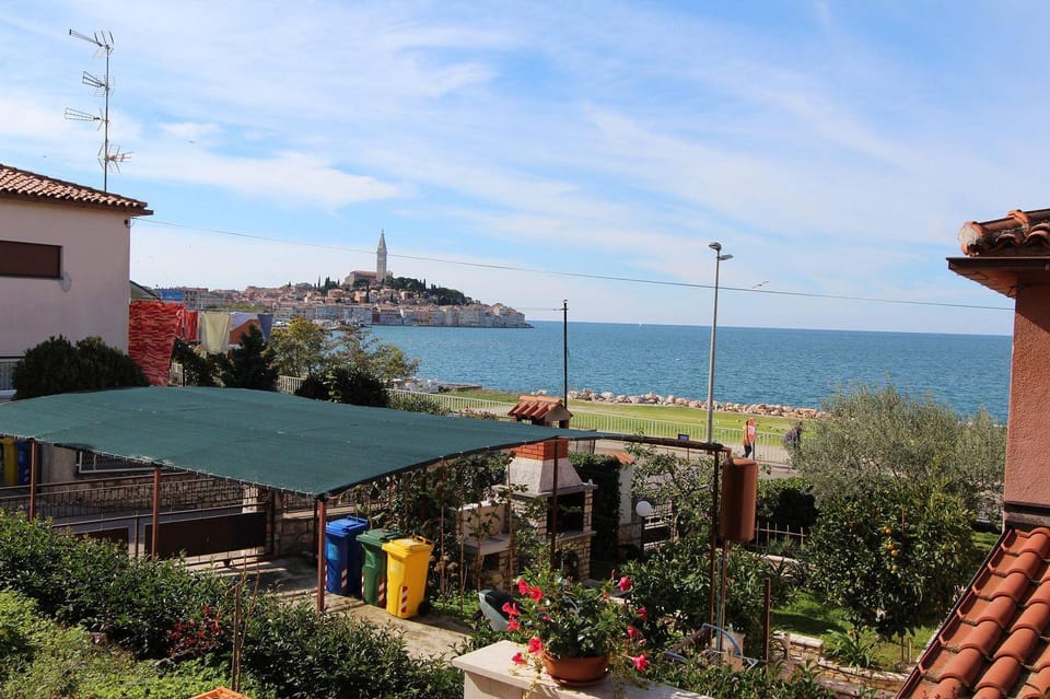Charmantes Apartment nur 400 Meter zum Strand mit Meerblick, Grillbereich, Klima, WiFi Apartment in Rovinj