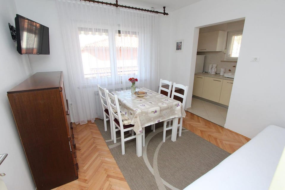 Charmantes Apartment nur 400 Meter zum Strand mit Meerblick, Grillbereich, Klima, WiFi Apartment in Rovinj