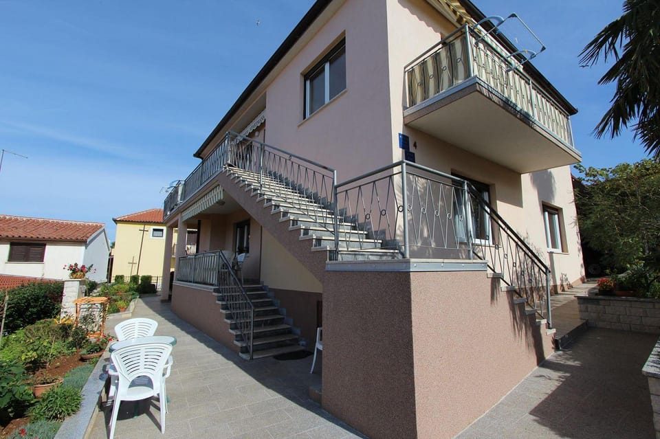 Charmantes Apartment nur 400 Meter zum Strand mit Meerblick, Grillbereich, Klima, WiFi Apartment in Rovinj