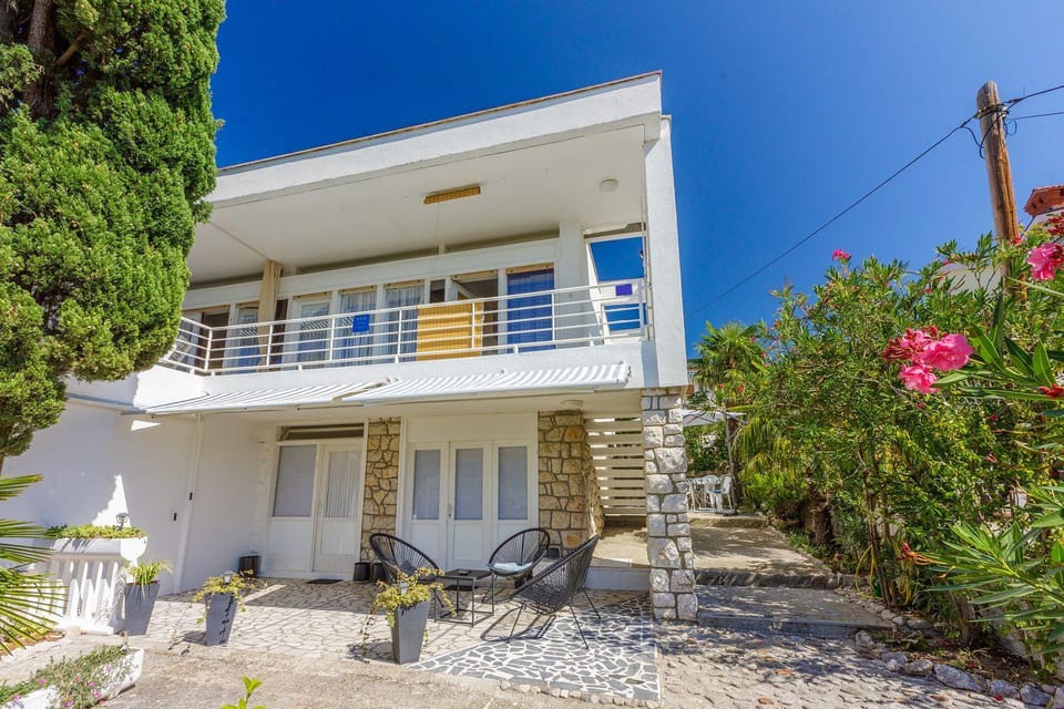 Helles Apartment nur 190 Meter zum Strand mit Meerblick, privater Terrasse, WiFi Apartment in Primorje-Gorski Kotar County