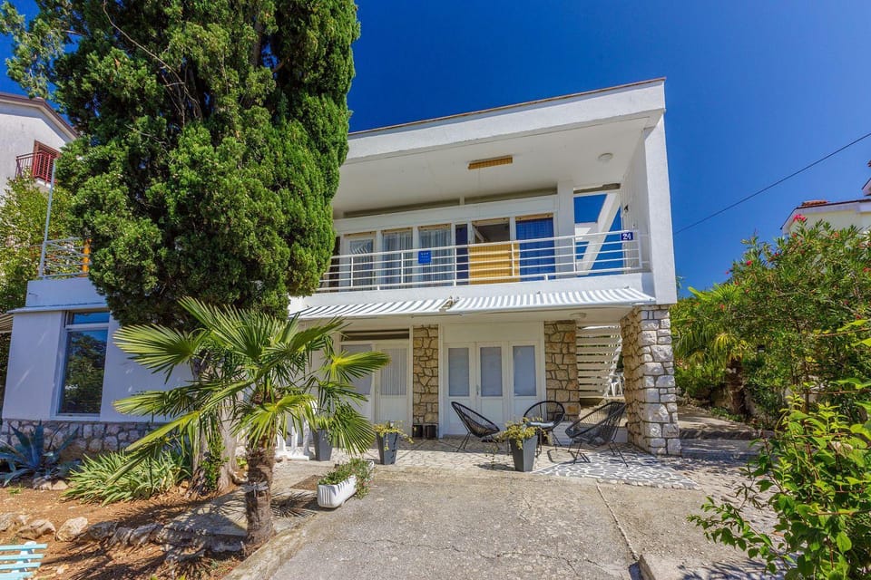 Helles Apartment nur 190 Meter zum Strand mit Meerblick, privater Terrasse, WiFi Apartment in Primorje-Gorski Kotar County