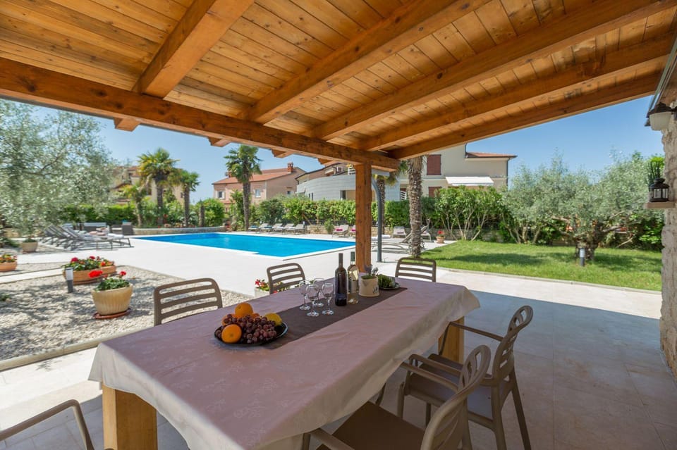 Mediterranes Apartment mit 60m2 Pool, BBQ-Bereich, Liegen, Waschmaschine Apartment in Poreč
