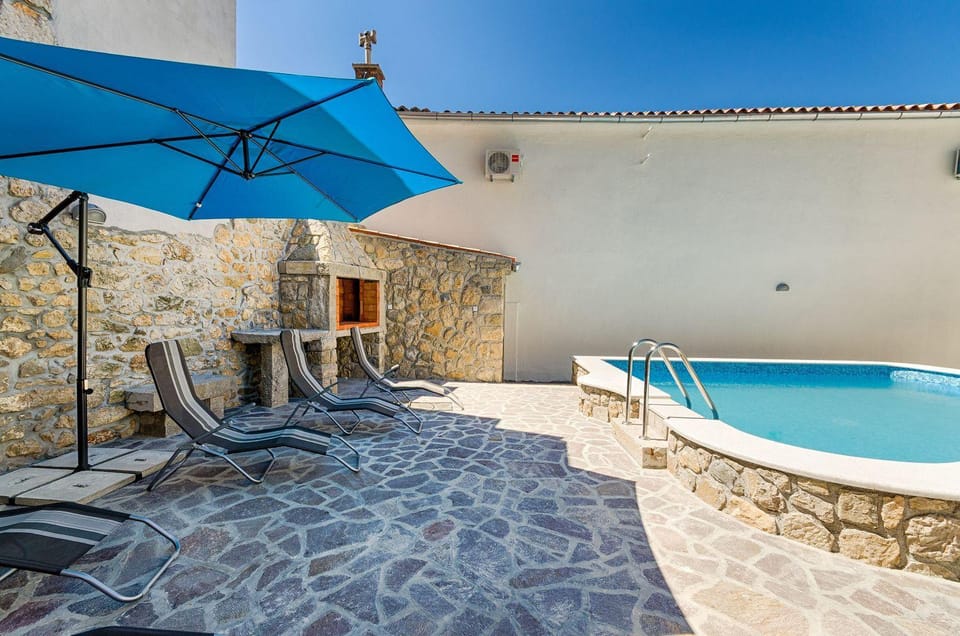 Mediterranes Steinhaus mit grosser Terrasse, Aussendusche, Privatpool, Babybett, Waschmaschine House in Primorje-Gorski Kotar County
