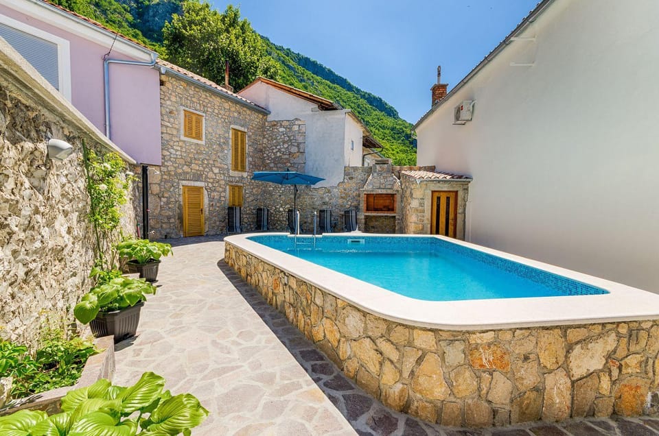 Mediterranes Steinhaus mit grosser Terrasse, Aussendusche, Privatpool, Babybett, Waschmaschine House in Primorje-Gorski Kotar County