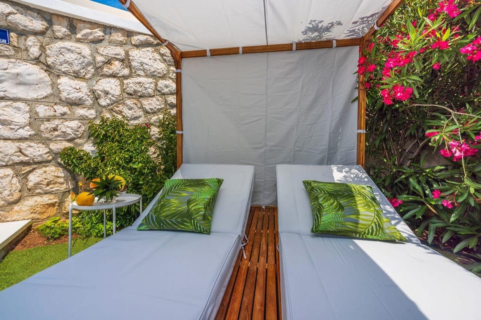 Malerisches Apartment direkt am Strand mit Lounge-Bett, Privatparkplatz, Klima, WiFi Apartment in Primorje-Gorski Kotar County