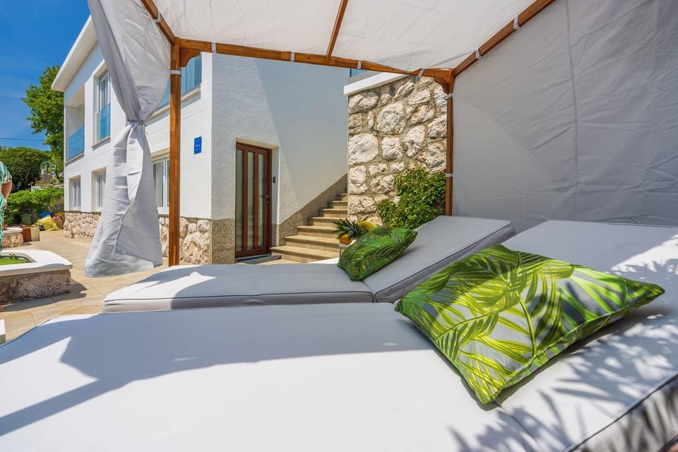 Malerisches Apartment direkt am Strand mit Lounge-Bett, Privatparkplatz, Klima, WiFi Apartment in Primorje-Gorski Kotar County