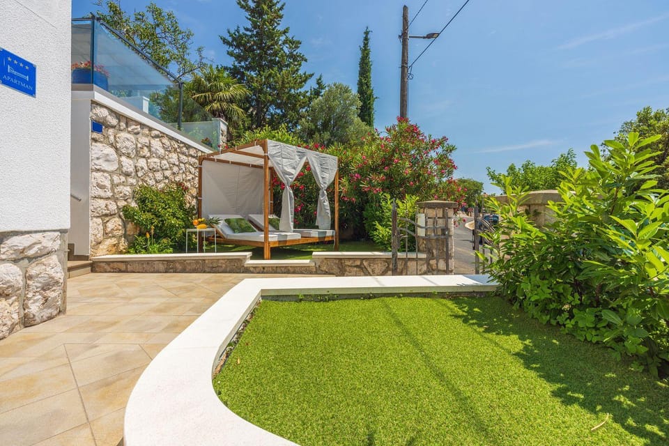 Malerisches Apartment direkt am Strand mit Lounge-Bett, Privatparkplatz, Klima, WiFi Apartment in Primorje-Gorski Kotar County