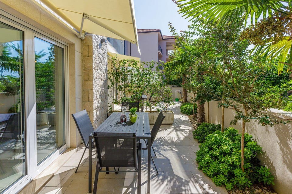 Malerisches Apartment nur 500 Meter zum Strand mit Pool, Gym, Sauna Apartment in Crikvenica