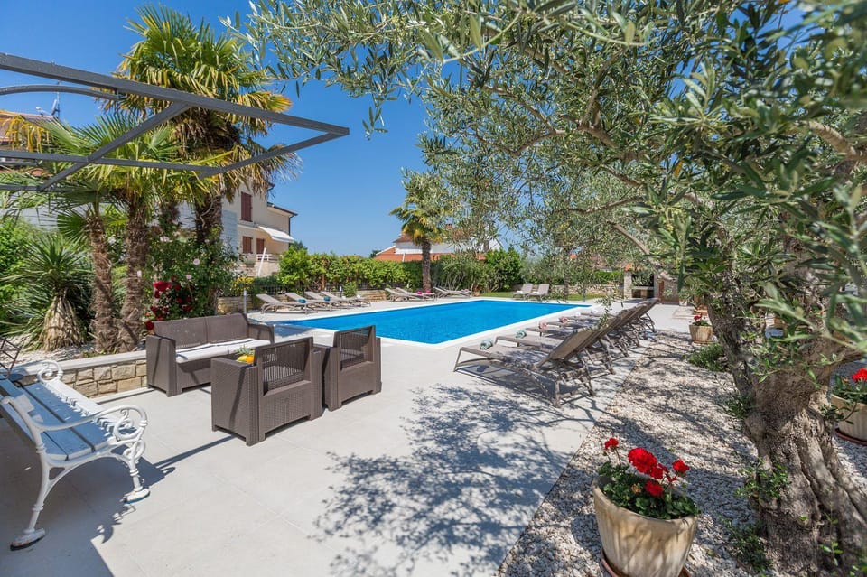 Lauschiges Apartment mit 60m2 Pool, Babybett, Waschmaschine, Grillbereich - nur 800 Meter zum Strand Apartment in Poreč