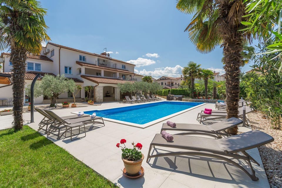 Lauschiges Apartment mit 60m2 Pool, Babybett, Waschmaschine, Grillbereich - nur 800 Meter zum Strand Apartment in Poreč