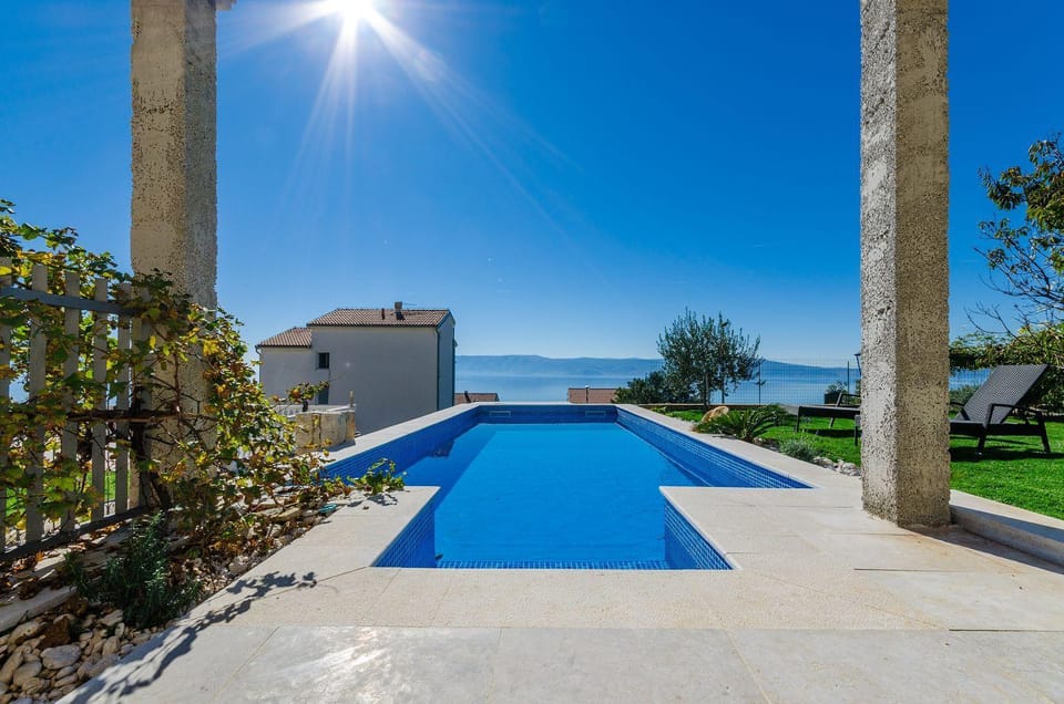 Lichtdurchflutete Penthousewohnung nur 300 Meter zum Strand mit Meerblick, Pool, Grill Apartment in Novi Vinodolski