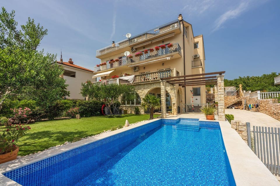 Modernes Apartment nur 300 Meter zum Strand mit Meerblick, Pool, Grill - hundefreundlich Apartment in Novi Vinodolski