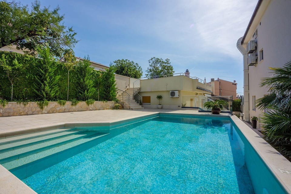 Exquisites Apartment mit Meerblick, Sauna, Gym, Pool, klimatisierten Schlafzimmern - nur 500 Meter zum Strand Apartment in Crikvenica