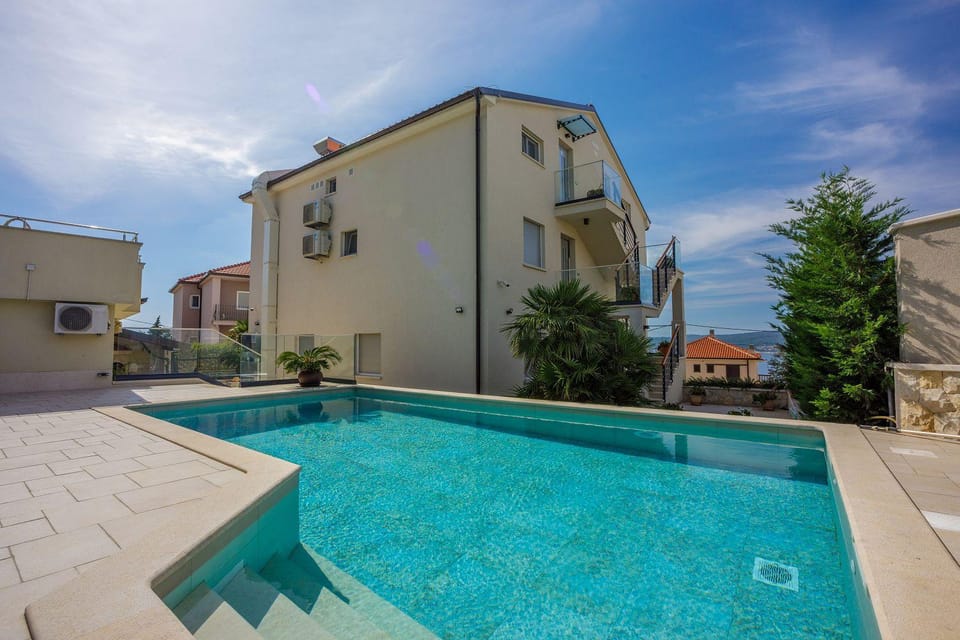 Exquisites Apartment mit Meerblick, Sauna, Gym, Pool, klimatisierten Schlafzimmern - nur 500 Meter zum Strand Apartment in Crikvenica