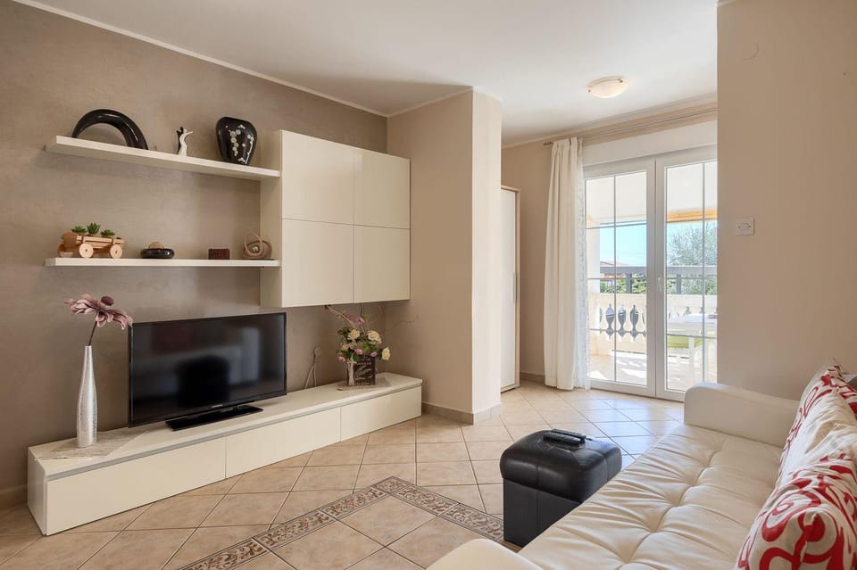 Malerisches Apartment mit mediterranem Garten, Babybett, Waschmaschine, Terrasse - hundefreundlich Apartment in Poreč
