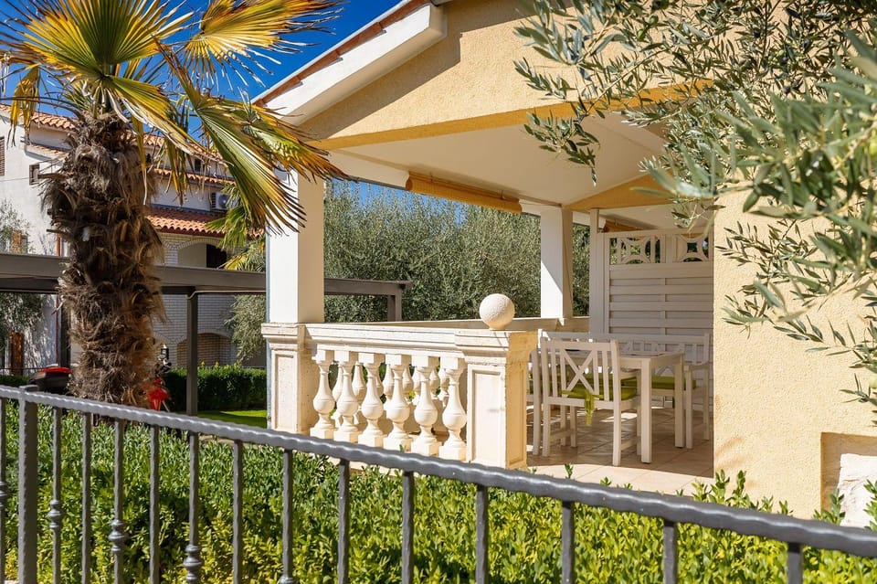 Malerisches Apartment mit mediterranem Garten, Babybett, Waschmaschine, Terrasse - hundefreundlich Apartment in Poreč
