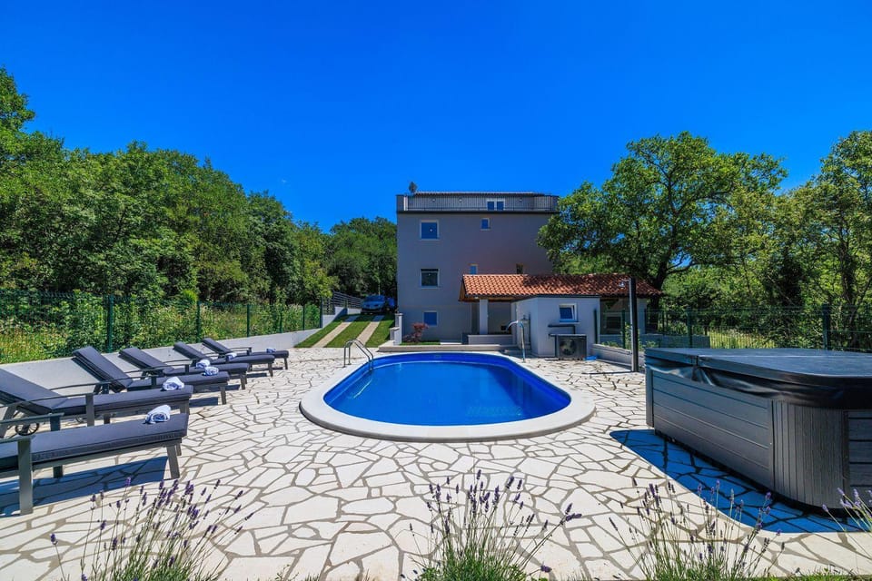 Atemberaubende Villa mit Whirlpool, Privatpool, Aussendusche, Fitnessraum, Waschmaschine House in Primorje-Gorski Kotar County