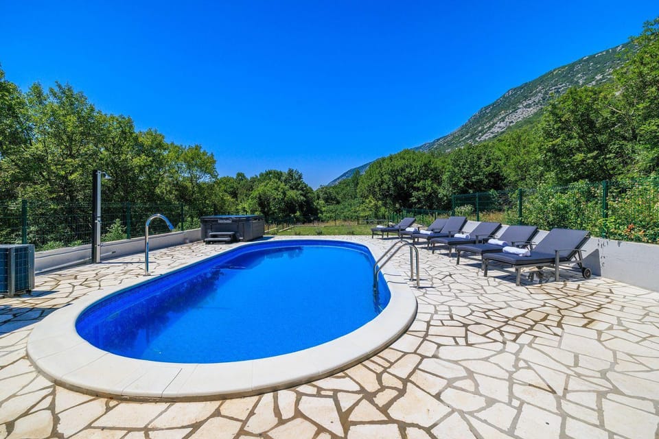 Atemberaubende Villa mit Whirlpool, Privatpool, Aussendusche, Fitnessraum, Waschmaschine House in Primorje-Gorski Kotar County
