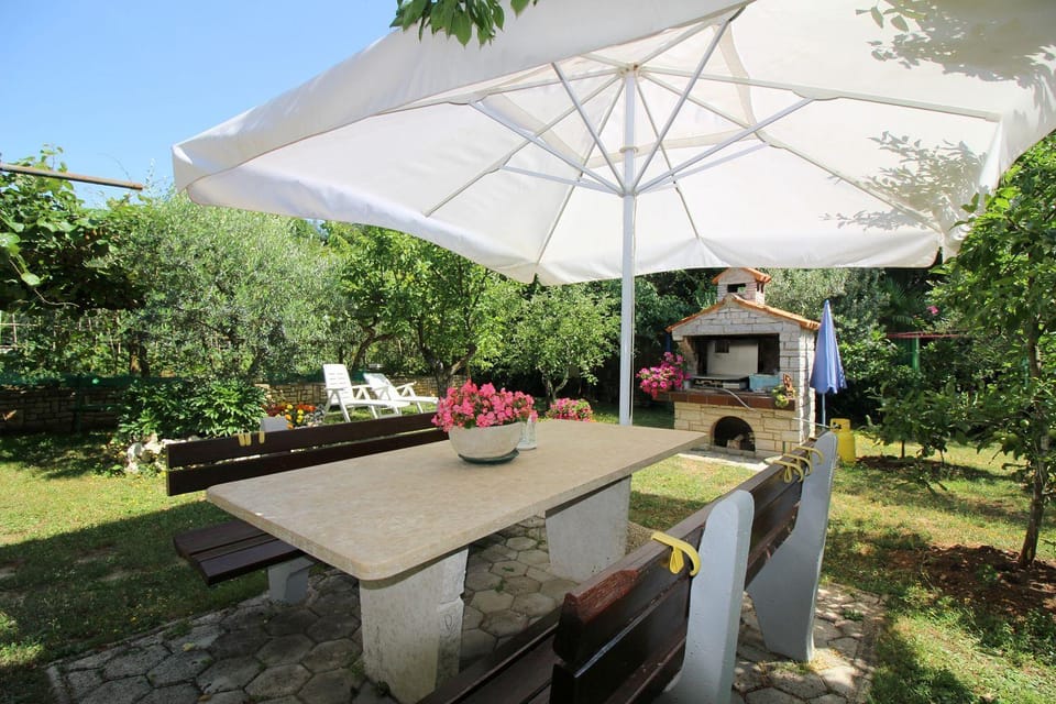 Modernes Apartment mit privater Terrasse, Grillbereich, Spielplatz, Liegen, Privatparkplatz Apartment in Poreč