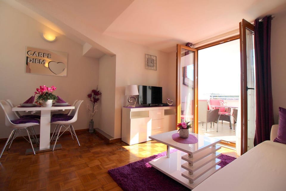 Charmante Dachgeschosswohnung mit Meerblick und Blick auf die Altstadt von Porec Apartment in Poreč