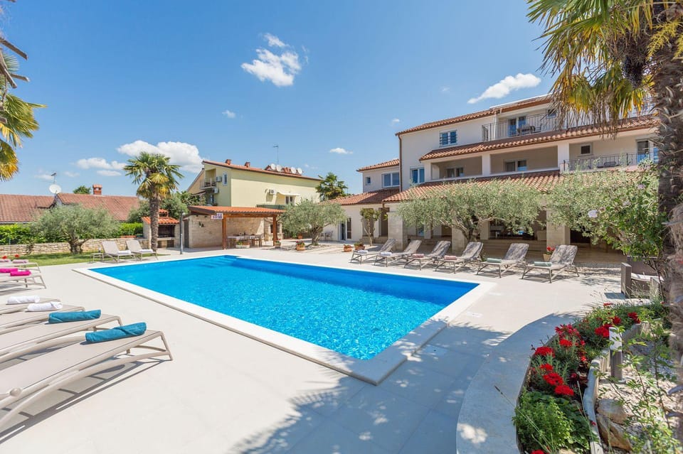 Strandnahes Apartment mit 60m2 grossem Pool, BBQ, Liegen, nur 800 Meter zum Strand Apartment in Poreč