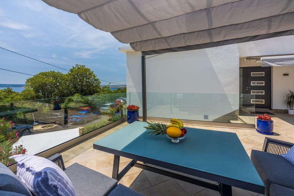Modernes Apartment direkt am Strand mit Whirlpool, Meerblick, Lounge-Bereich Apartment in Primorje-Gorski Kotar County