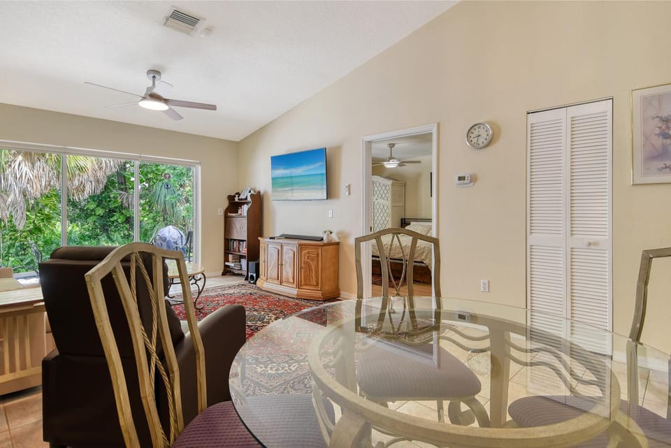 Close to Beaches, Downtown, Restaurants & Parks! Apartment in Sarasota