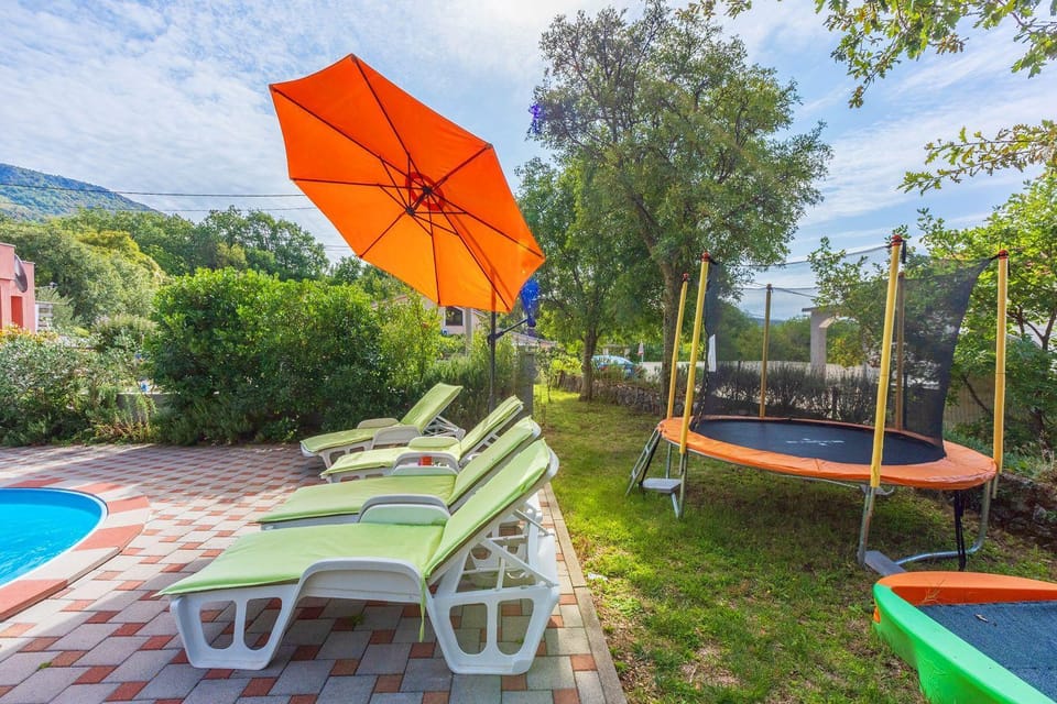 Hundefreundliches Ferienhaus mit Spielplatz, Privatpool, Kicker, Holzkohlegrill House in Primorje-Gorski Kotar County