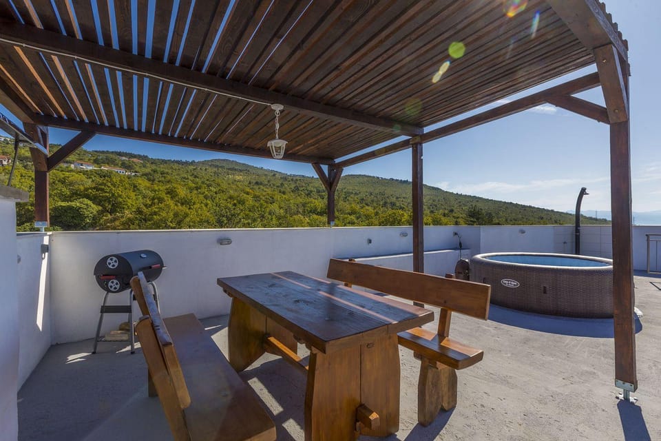 Beeindruckendes Apartment mit grosser Dachterrasse, Whirlpool, Meerblick, Grill, Aussendusche Apartment in Crikvenica
