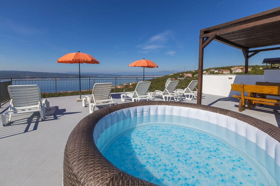 Beeindruckendes Apartment mit grosser Dachterrasse, Whirlpool, Meerblick, Grill, Aussendusche Apartment in Crikvenica