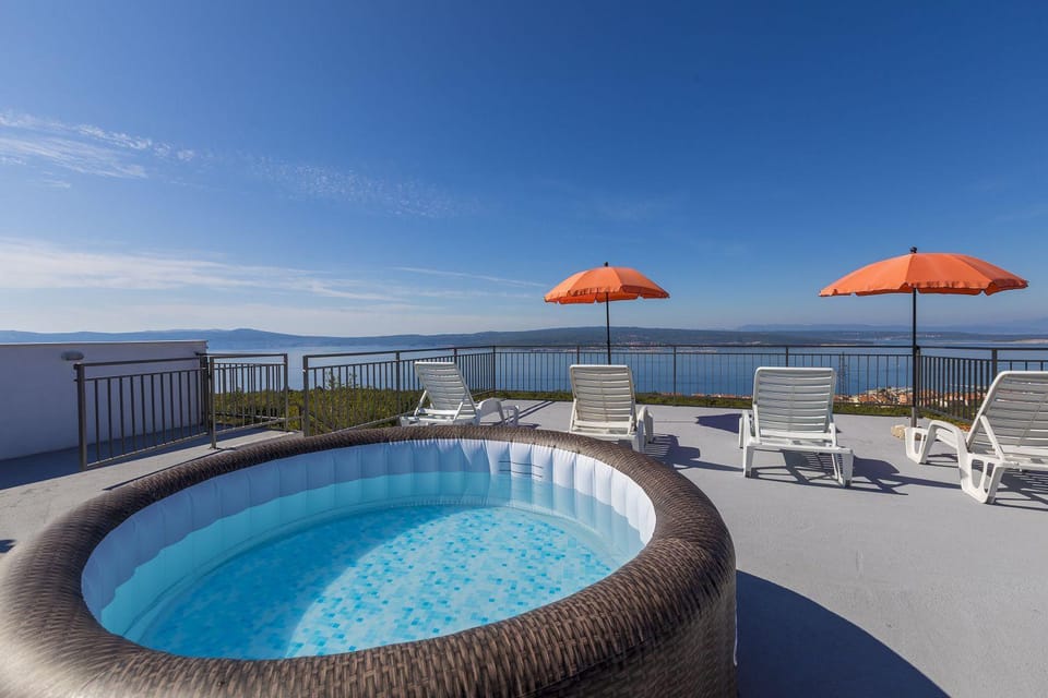 Beeindruckendes Apartment mit grosser Dachterrasse, Whirlpool, Meerblick, Grill, Aussendusche Apartment in Crikvenica