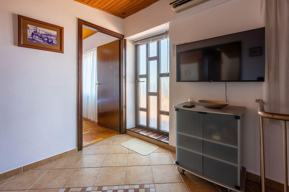 Komfortables Apartment nur 250 Meter zum Sandstrand mit privater Dachterrasse und Meerblick Apartment in Crikvenica