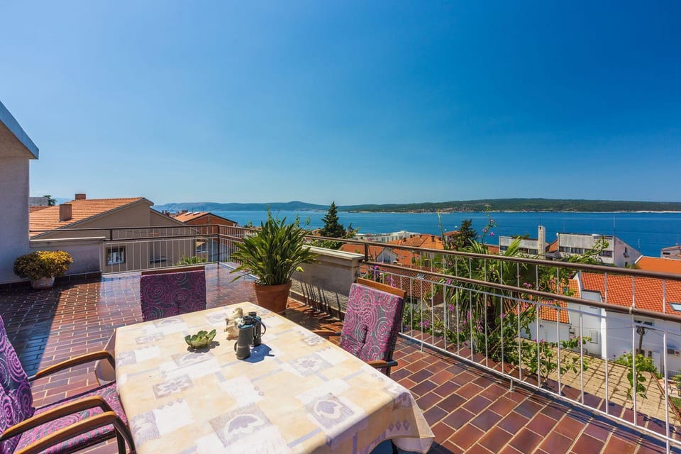 Komfortables Apartment nur 250 Meter zum Sandstrand mit privater Dachterrasse und Meerblick Apartment in Crikvenica