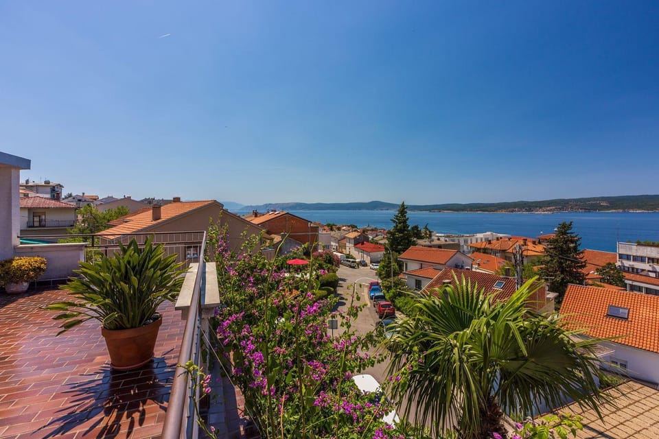 Komfortables Apartment nur 250 Meter zum Sandstrand mit privater Dachterrasse und Meerblick Apartment in Crikvenica