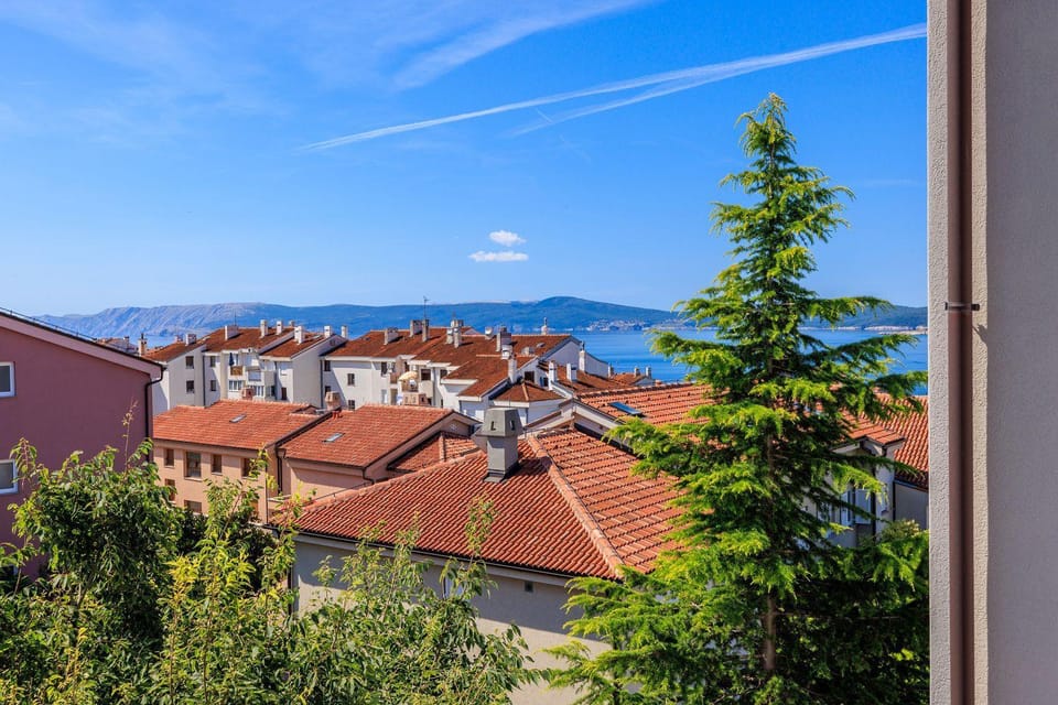 Helles Apartment in Neubausiedlung nur 500 Meter zum Strand mit Meerblick, Waschmaschine Apartment in Crikvenica