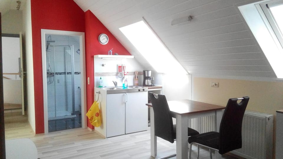 Kitchen or kitchenette, Dining area, stove