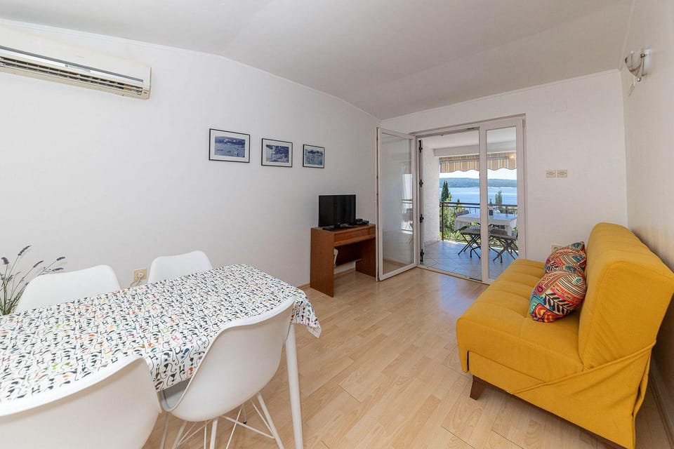 Mediterranes Apartment nur 150 Meter zum Strand mit Meerblick, Grillbereich, Privatparkplatz, WiFi Apartment in Crikvenica