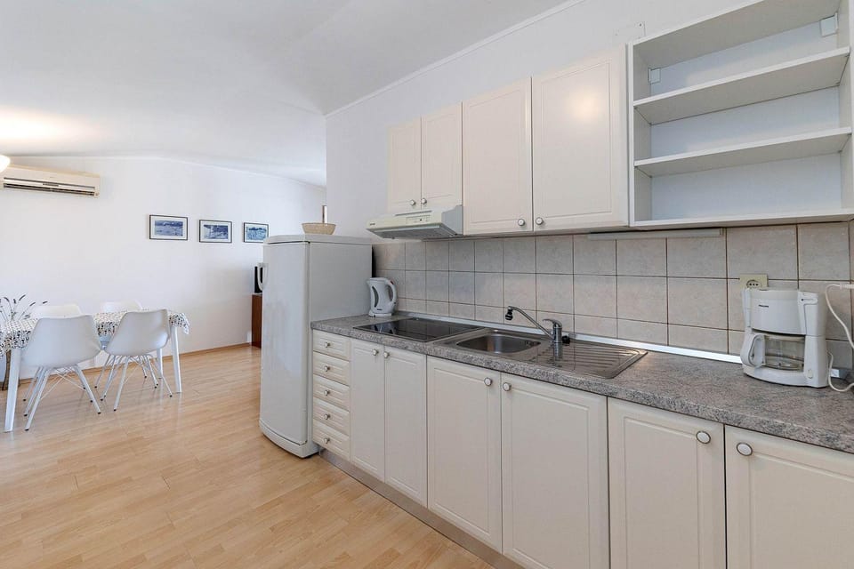 Mediterranes Apartment nur 150 Meter zum Strand mit Meerblick, Grillbereich, Privatparkplatz, WiFi Apartment in Crikvenica