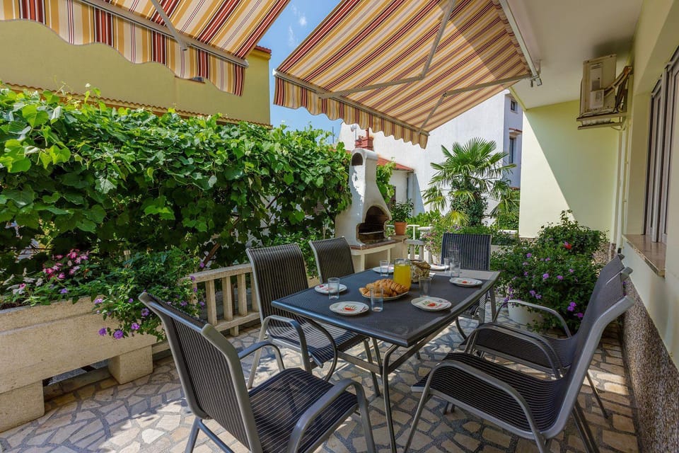 Hundefreundliches Apartment nur 350 Meter zum Sandstrand mit privater Terrasse, Steingrill, WiFi Apartment in Crikvenica